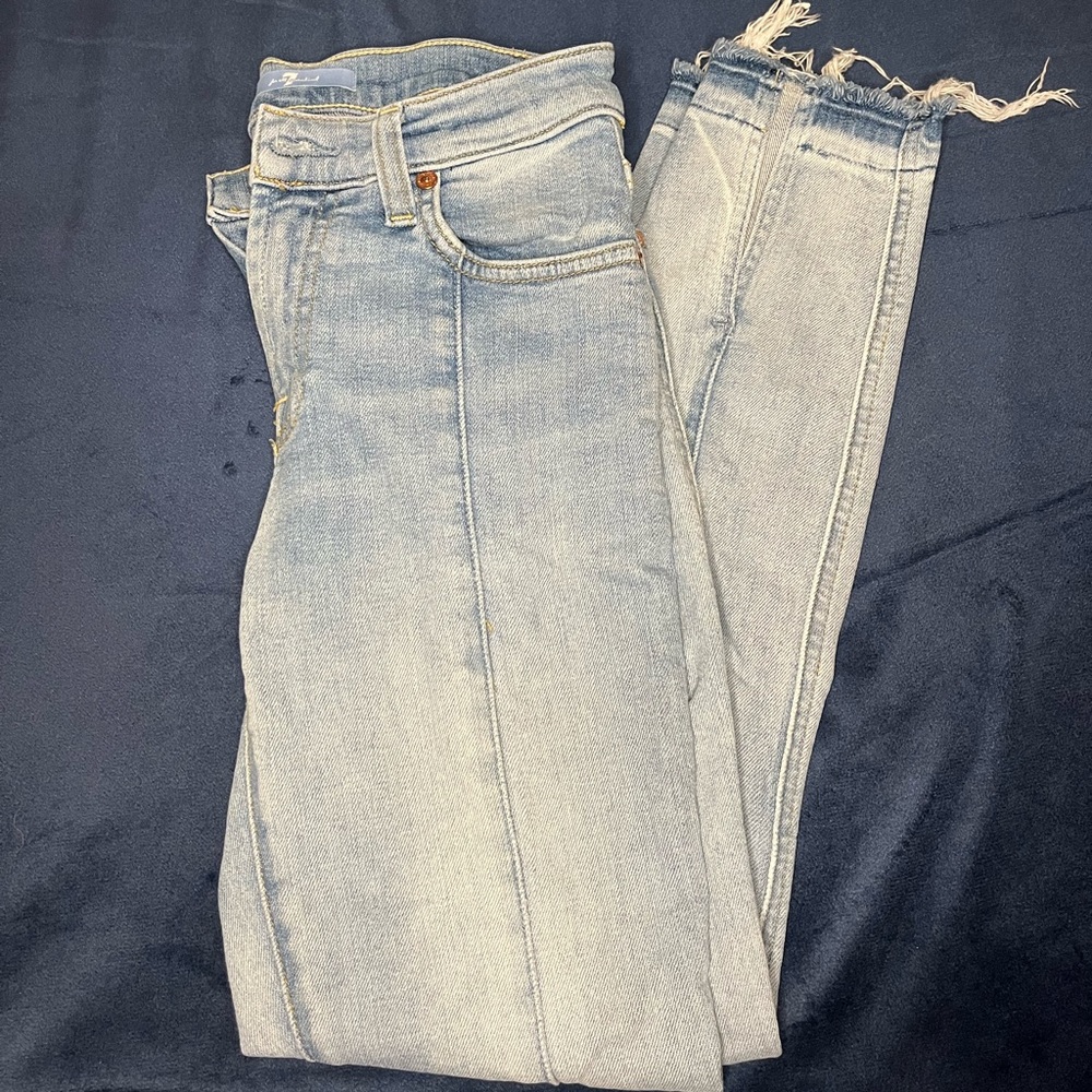 mid-rise light wash skinny jean with front pleat and slits on ankle